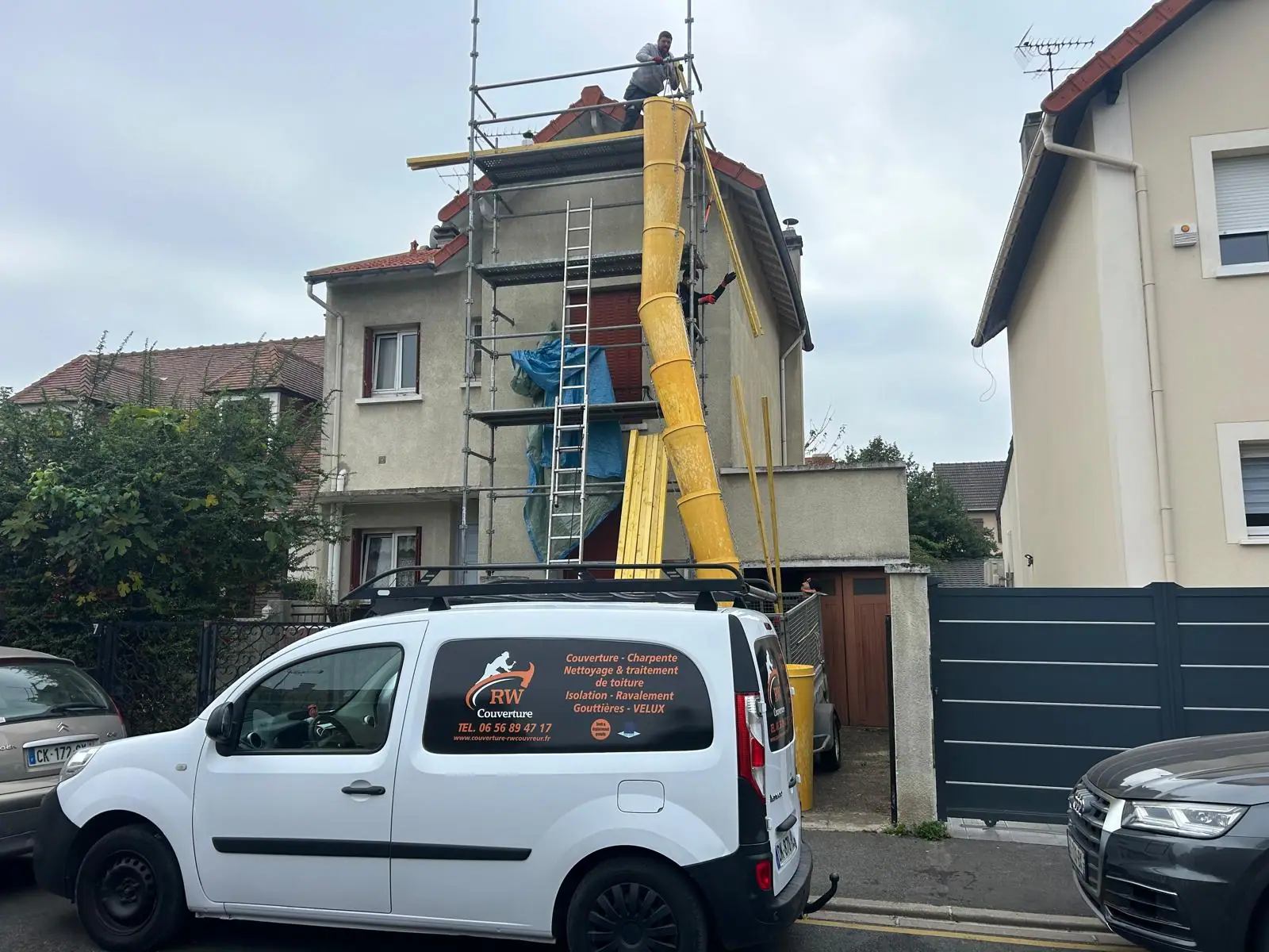Chantier monté en échafaudage complet avec goulotte à gravats, toiture en cours de dépose — RW Couvreur