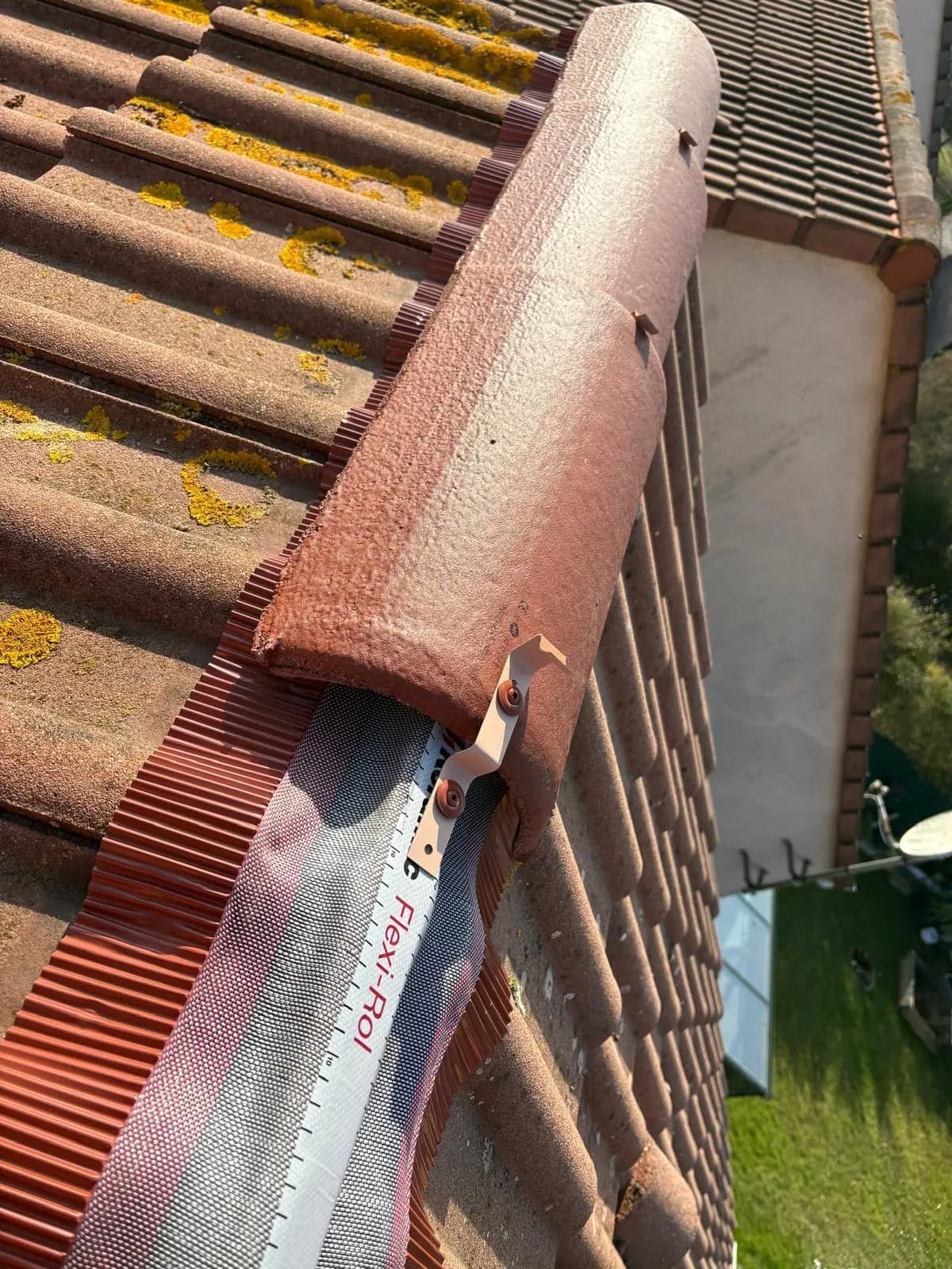Faîtage monté à sec : closoir souple ventilé et faîtières vissées sur crochets — RW Couvreur