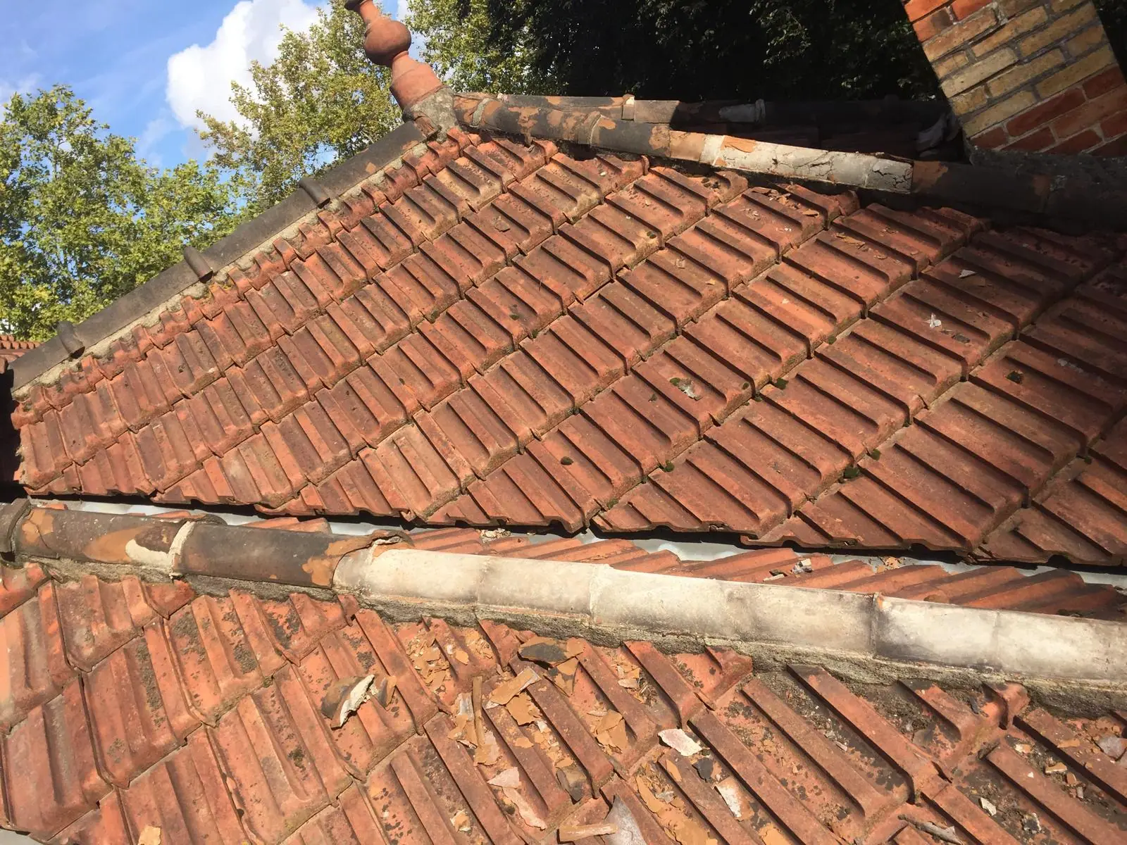 Faîtage et arêtiers d'une vieille toiture : mortier éclaté, débris et faîtières descellées — RW Couvreur