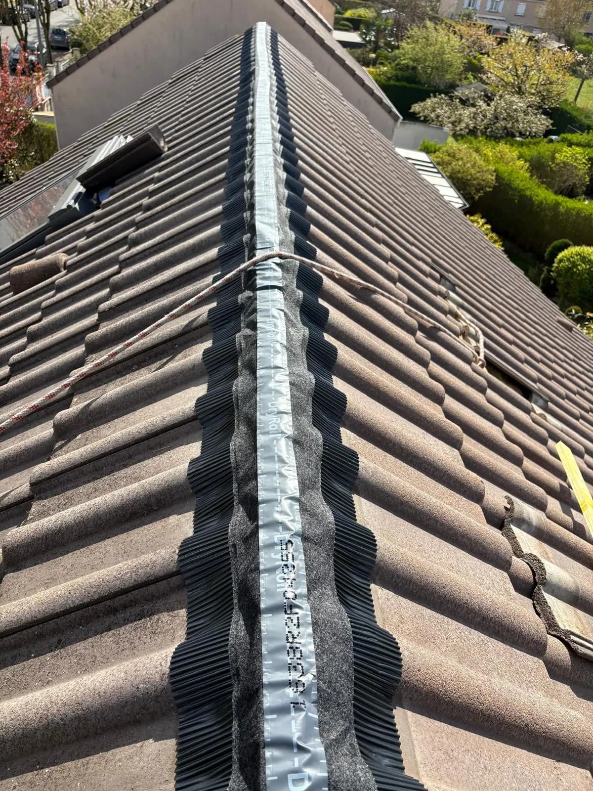 Closoir souple ventilé déroulé et cloué sur la ligne de faîte avant repose des faîtières — RW Couvreur