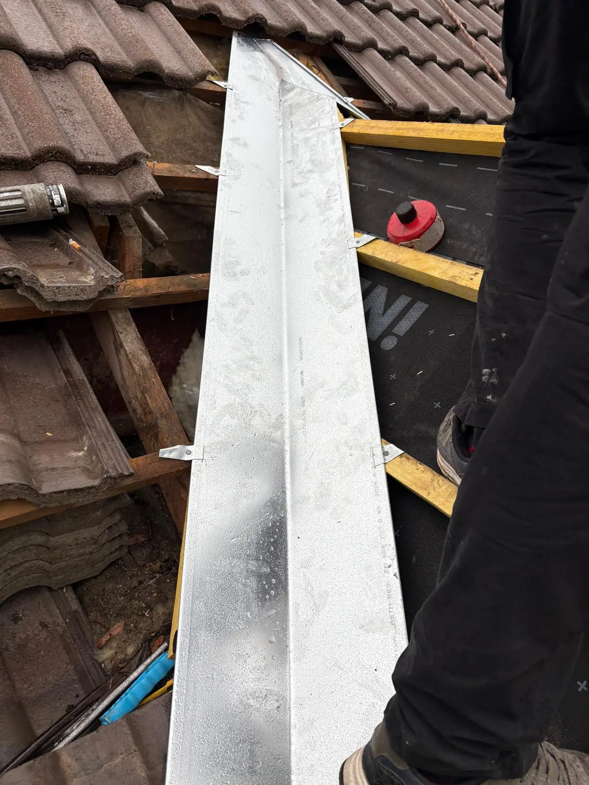 Noue en zinc neuve posée entre deux pans de tuiles, sur écran de sous-toiture et liteaux neufs — RW Couvreur