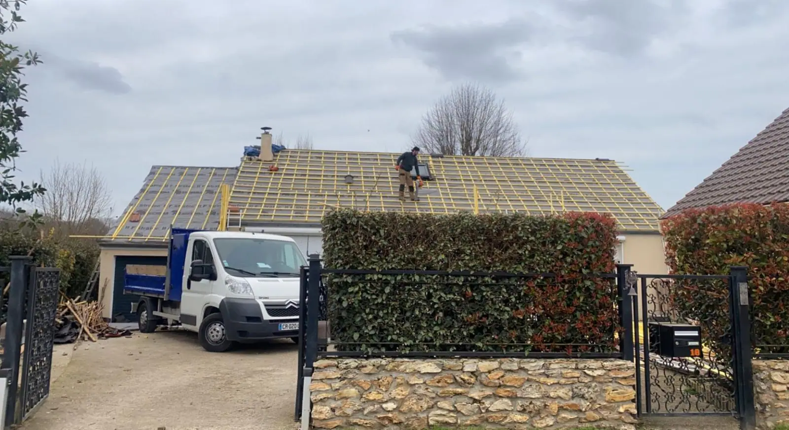Toiture de pavillon entièrement déposée, écran de sous-toiture et liteaunage neufs sur toute la pente — chantier RW Couvreur